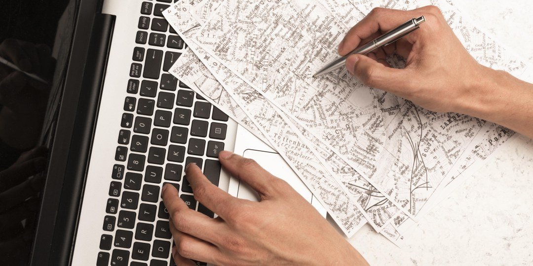 Manos trabajando sobre un escritorio