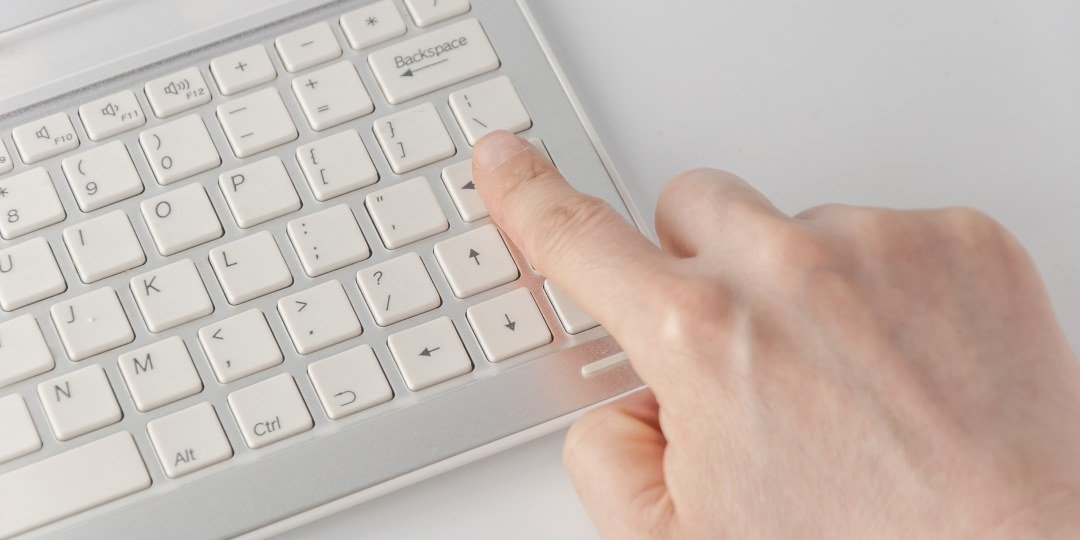 Teclado de computadora sobre un escritorio de trabajo
